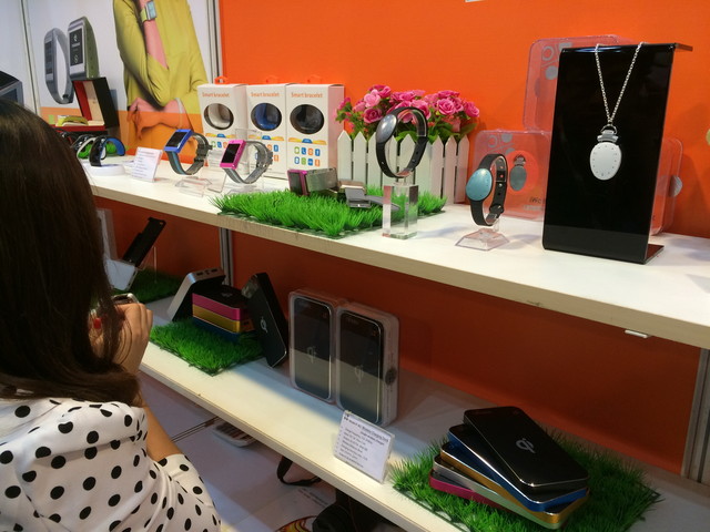 一米智能穿戴產(chǎn)品亮相2014香港秋季電子展，引領(lǐng)電子產(chǎn)品銷售新趨勢(shì)